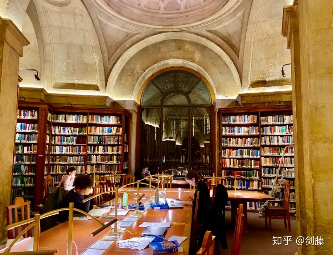 【携程攻略】牛津拉德克利夫图书馆景点,我们又来到属于牛津大学图书馆的区域游览，这里是欧洲最古老的图书馆…