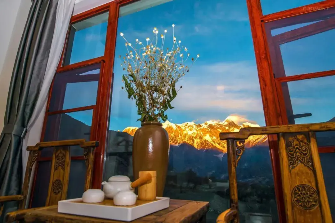 索松村落地窗雪山观景房—古乡湖落地窗景观房—其他住宿为当地最好