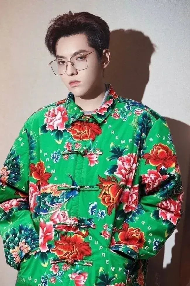 吴亦凡"上身"supreme花棉袄明日发售,第8周抢购清单曝光 - 知乎