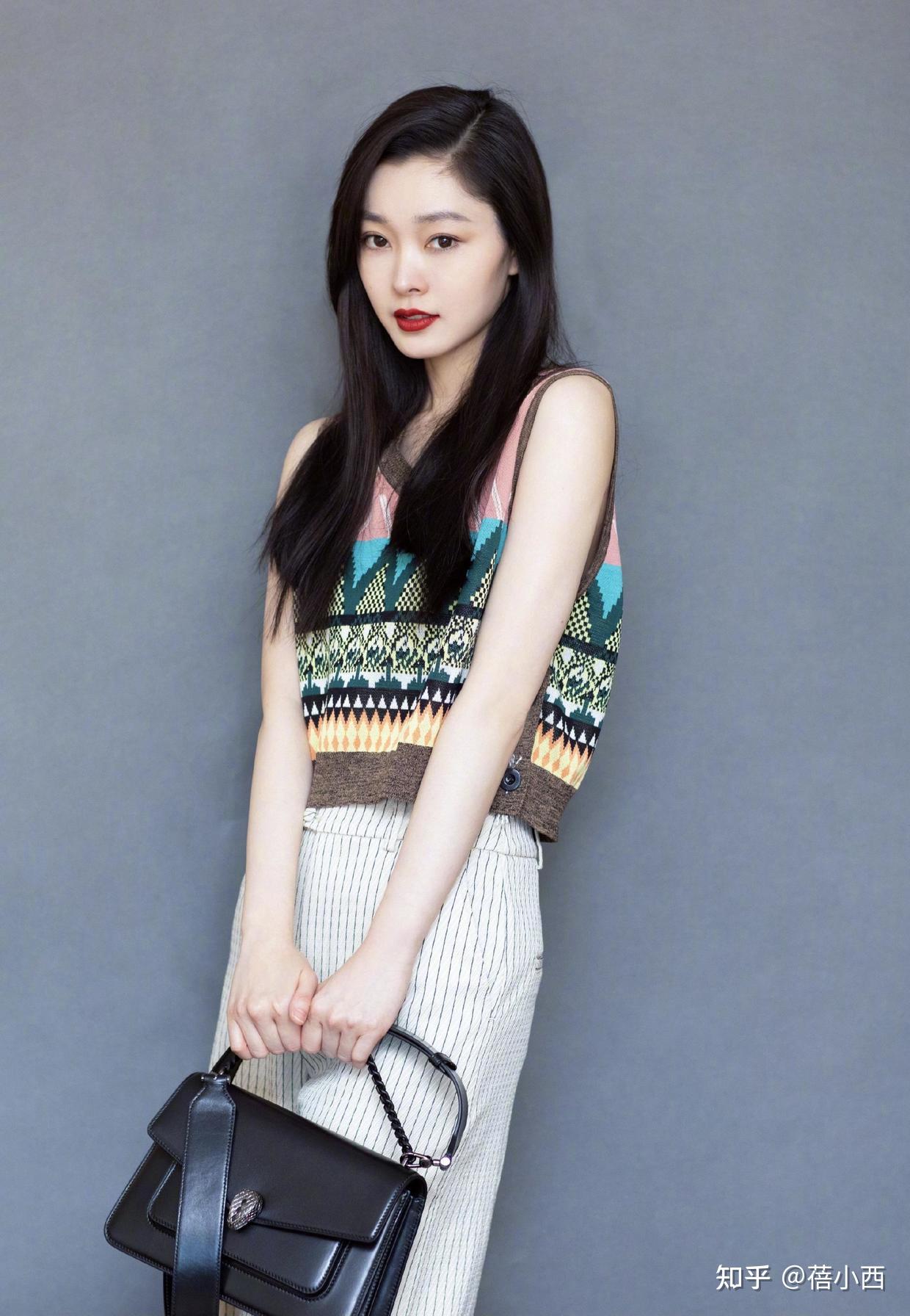 宋轶越来越"风骚",烫了羊毛卷穿黑色开叉裙,窈窕身材不输女团 - 知乎