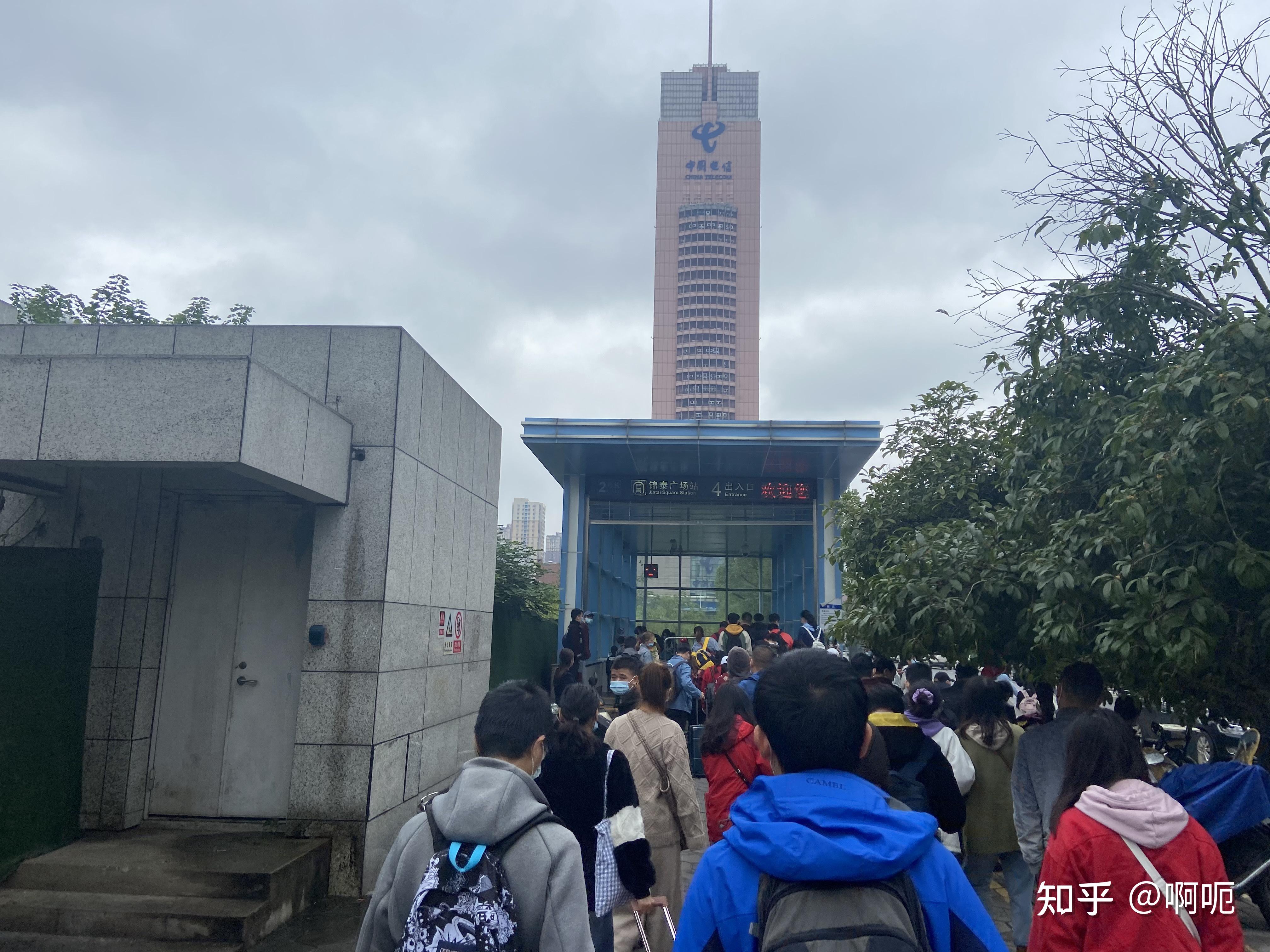 锦泰广场地铁站长沙南站,客流依然汹涌.