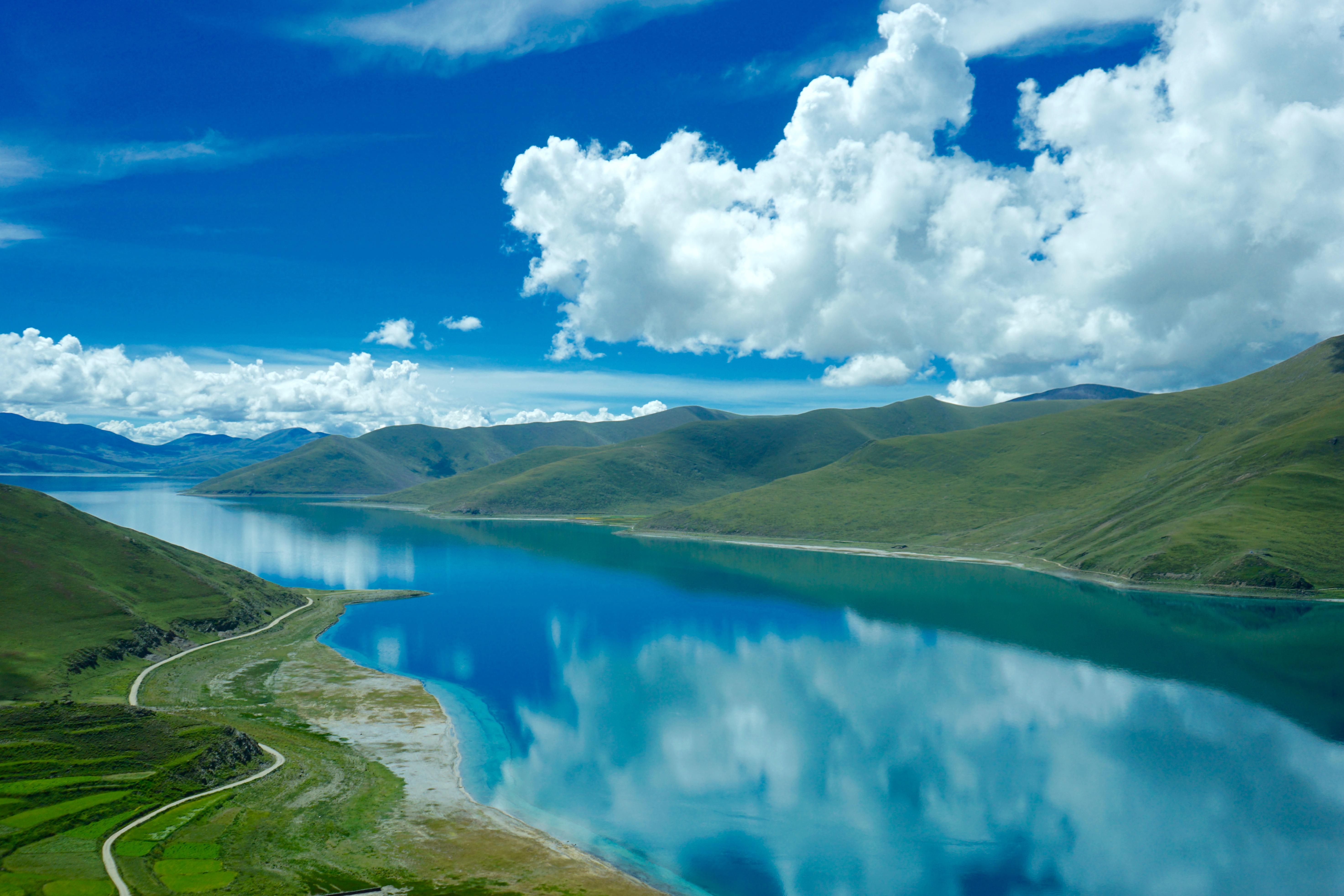 西藏三大圣湖之一羊卓雍措，高原堰塞湖“羊湖”绿如翡翠