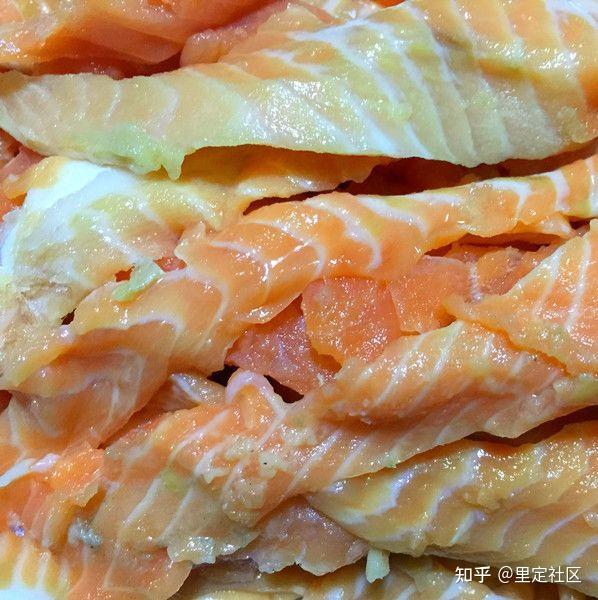 但是虹鳟鱼的销量一直不见好转,因为它肉色不鲜艳,肉质牢,且淡水鱼不