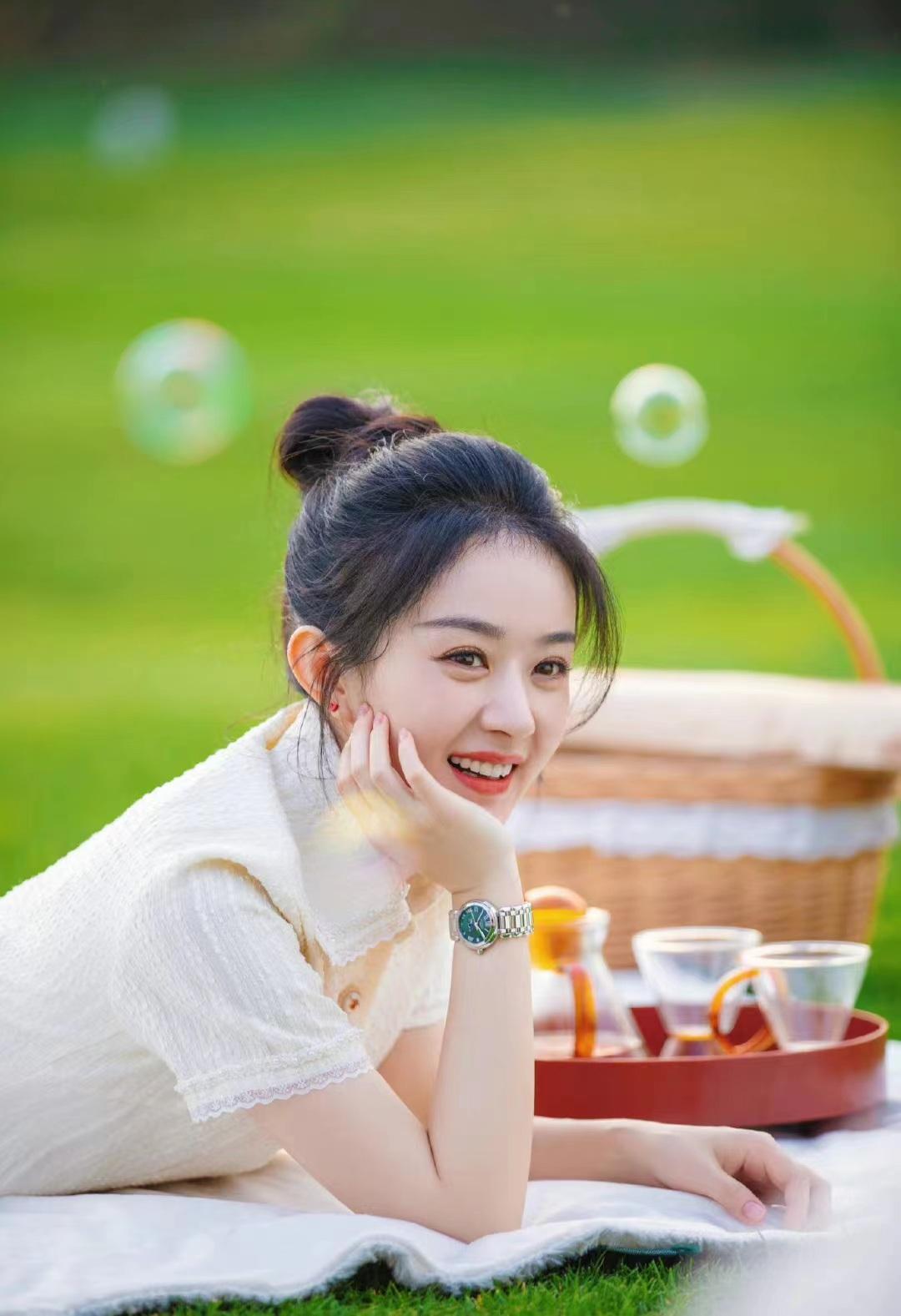 赵丽颖露营照释出穿白色开衫半裙配丸子头甜美可爱风来袭