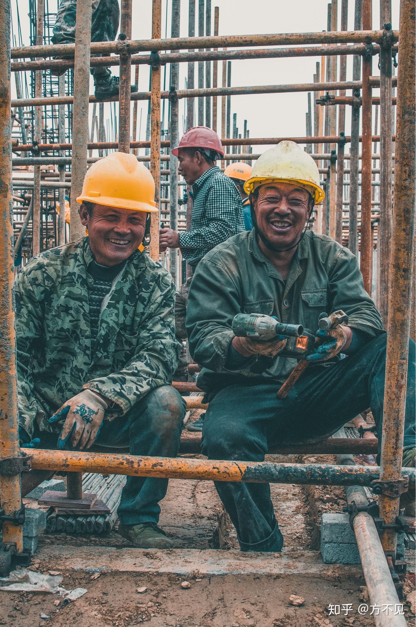 如何看待b站up主欣小萌发布的视频《家人们,我去工地搬砖了!》?