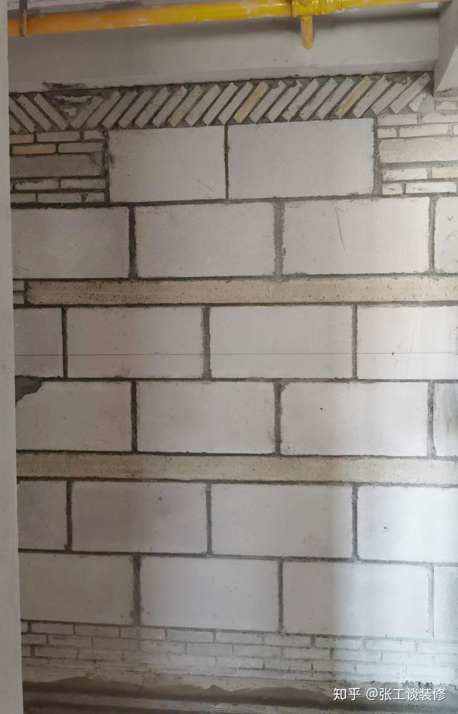 顶部小砖斜砌,v型收口的目的在于: 斜砌砖是为了使墙与梁的结合更紧密