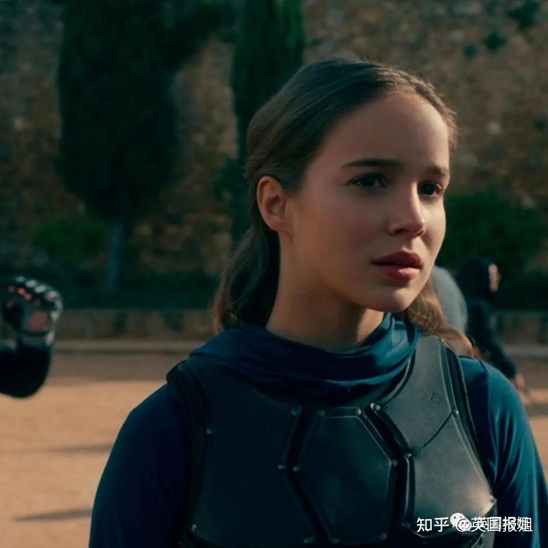 这是她的英语电视剧首秀,她在其中扮演死而复生的女主ava,与地球上的