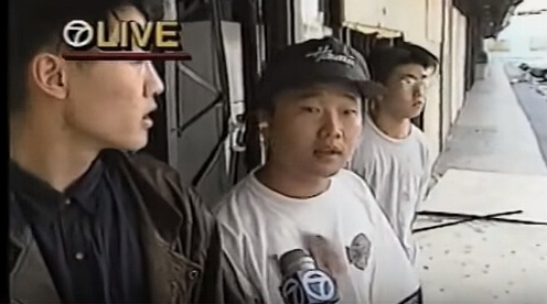 淡定接受采访的三个韩裔青年
