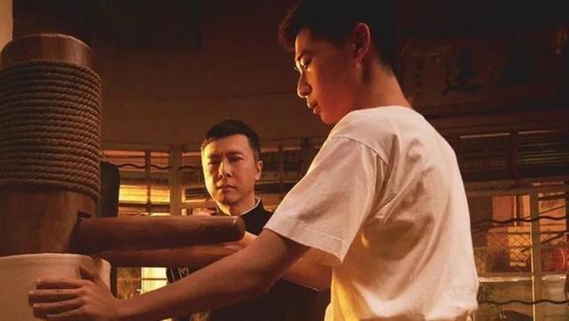 《叶问4》家国情怀电影开篇是从叶问想让儿子阿正去美国读书,跟阿正