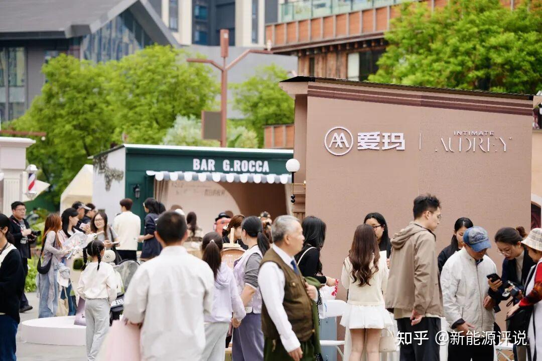 爱玛Q5赫本联名版×《出逃假日》光影秀,成五一顶流打卡地