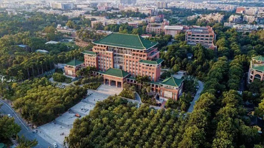 华南农业大学坐落在素有花城美誉的广州市,占地面积很大,总校区占地