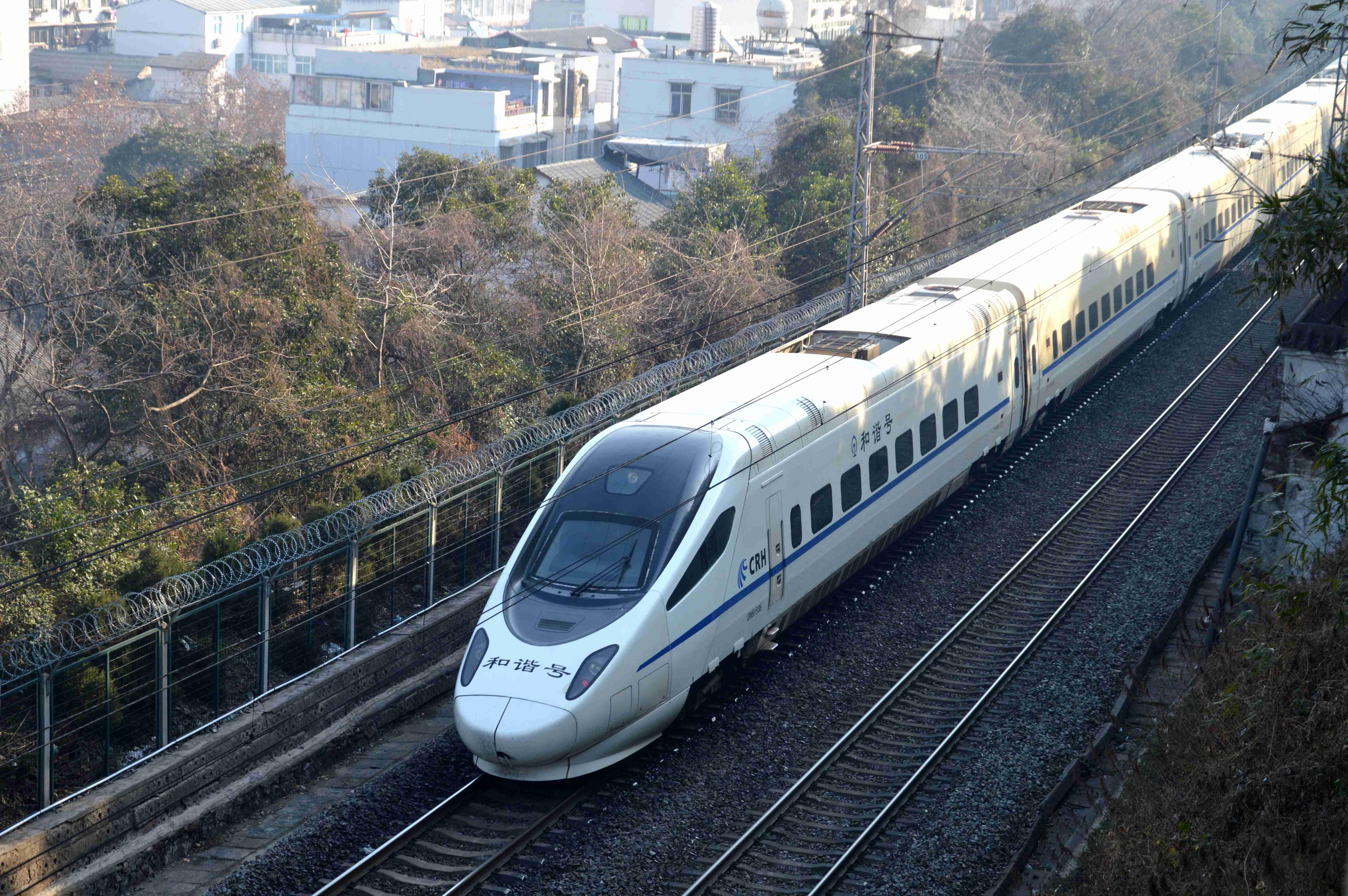 其中一个位于黄鹤楼付费区但京广线的北上列车拍起来会有些虚……下图