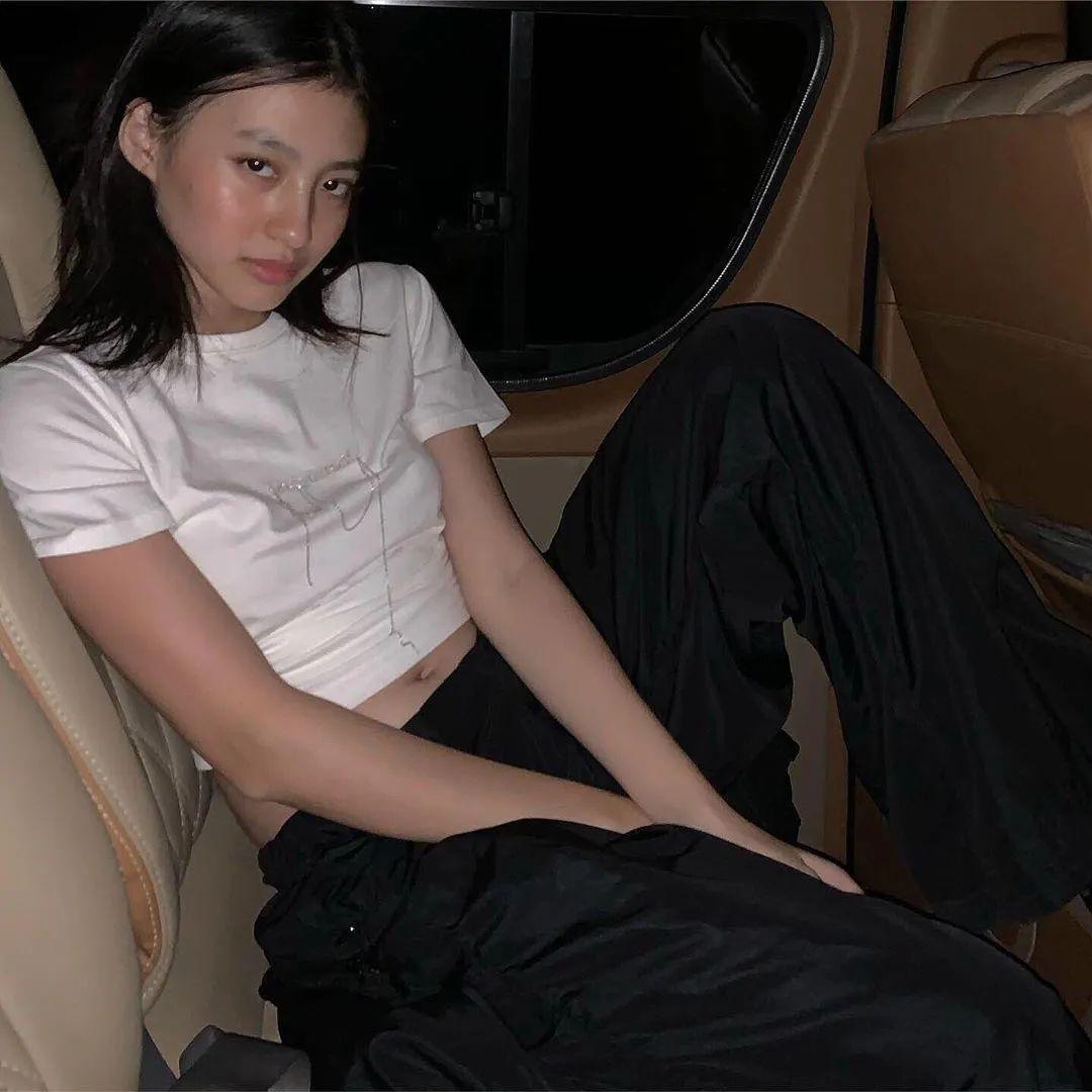 短裤更是拉长了下半身的比例,这样可甜可盐的女朋友来一打都不为过!