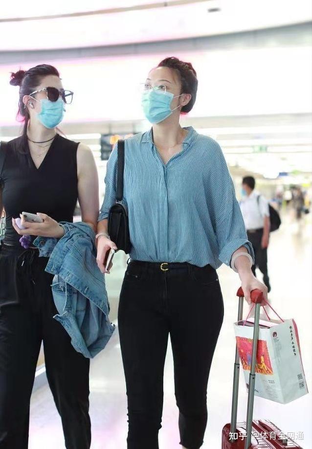 惠若琪薛明机场照,薛明上围更饱满,惠若琪有韵味,回头率十足!