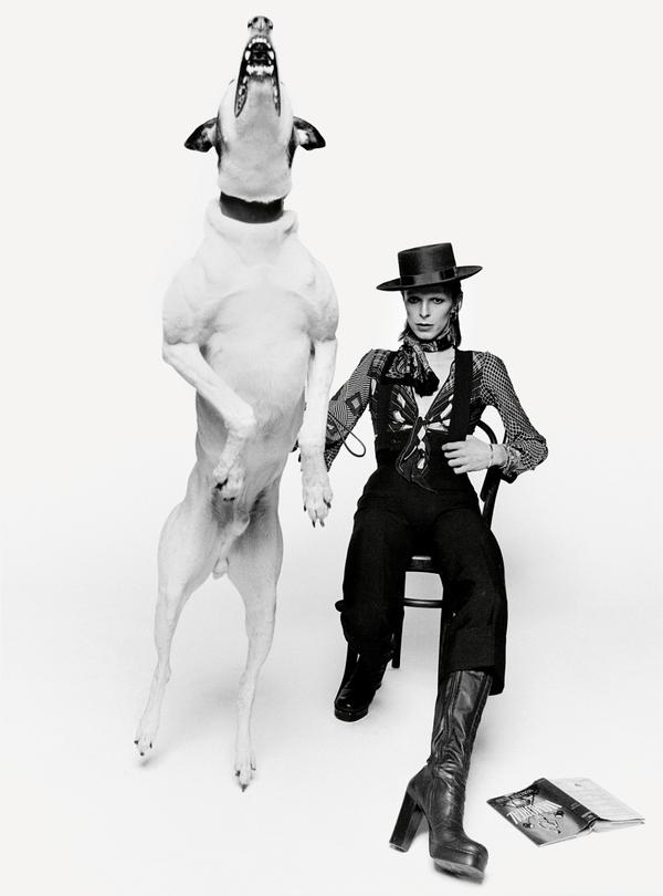 鲍伊在伦敦为1974年专辑《diamond dogs》拍摄宣传照