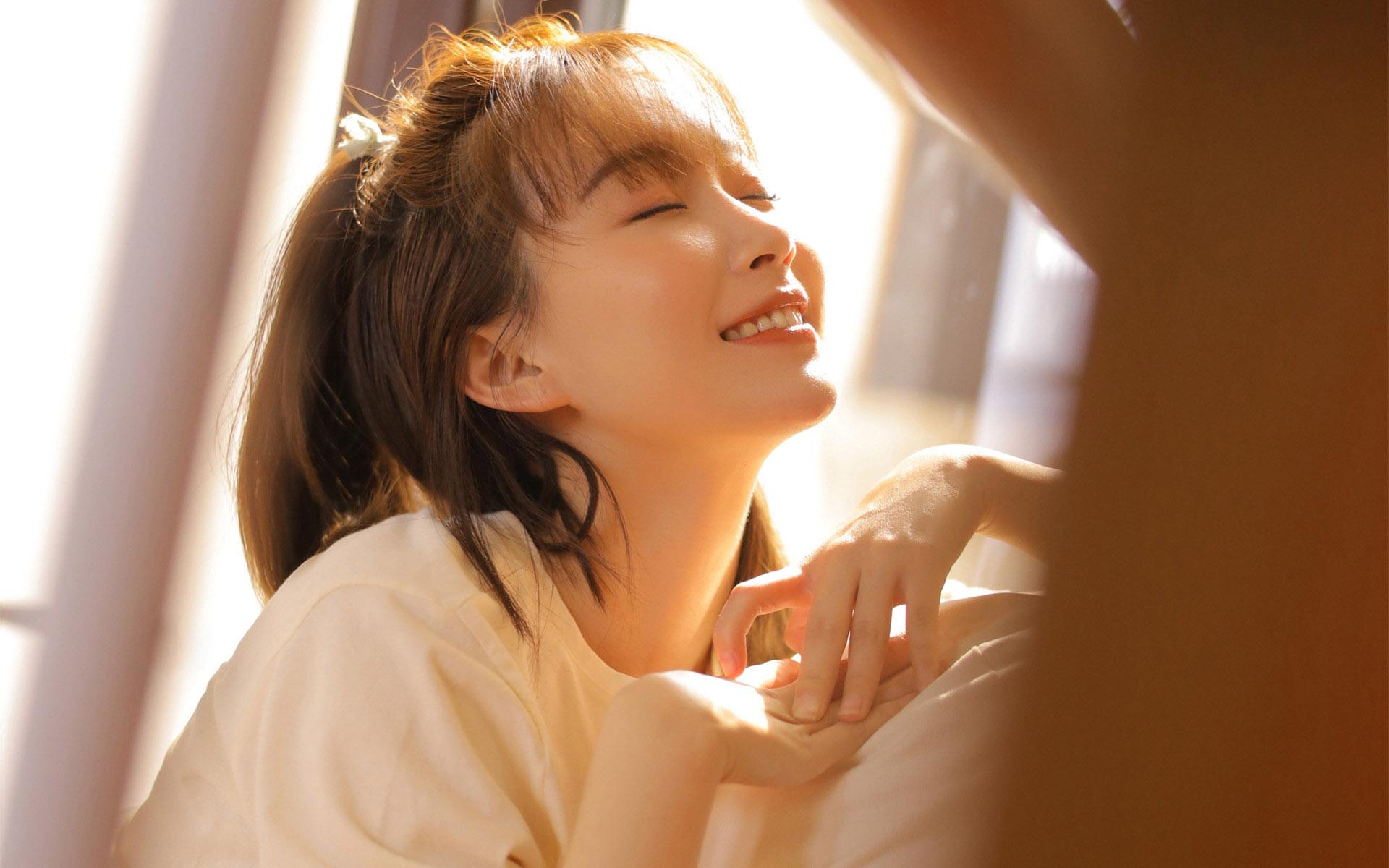 开朗阳光美女图片壁纸