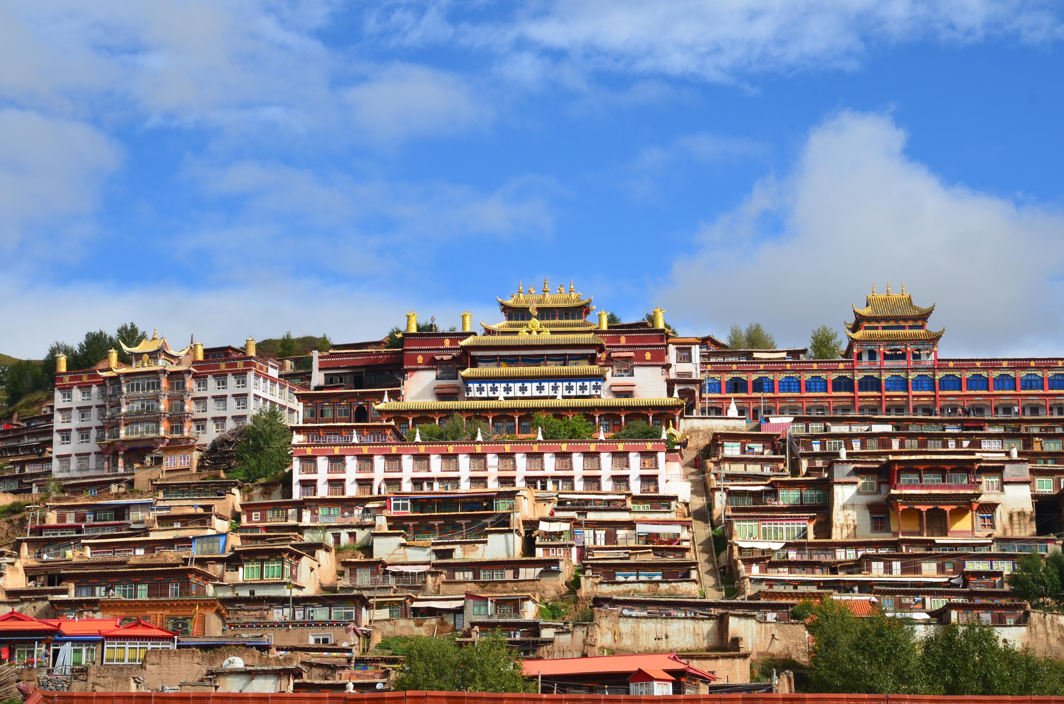 拉卜楞寺位于甘南地区夏河县,是藏传佛教格鲁派的六大寺之一,寺院规模