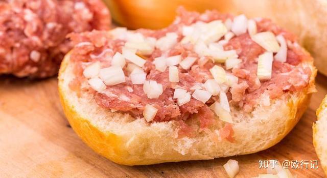 这款德国暗黑料理在面包上涂生猪肉末你敢吃吗