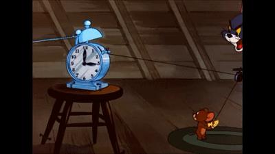 接下来,汤姆在洞口把杰瑞最爱的芝士一放,果然吸引杰瑞上钩了——就在