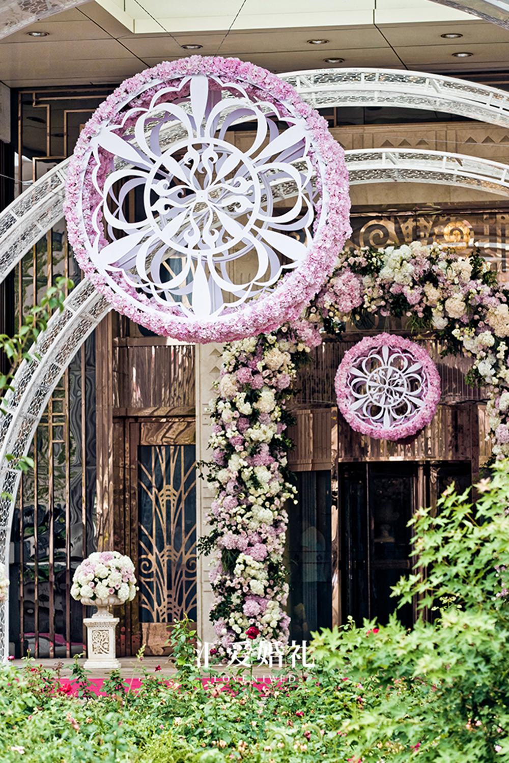 1800﹐的停车场花海搬进1700﹐的室内看我们是如何打造一场百万婚礼的