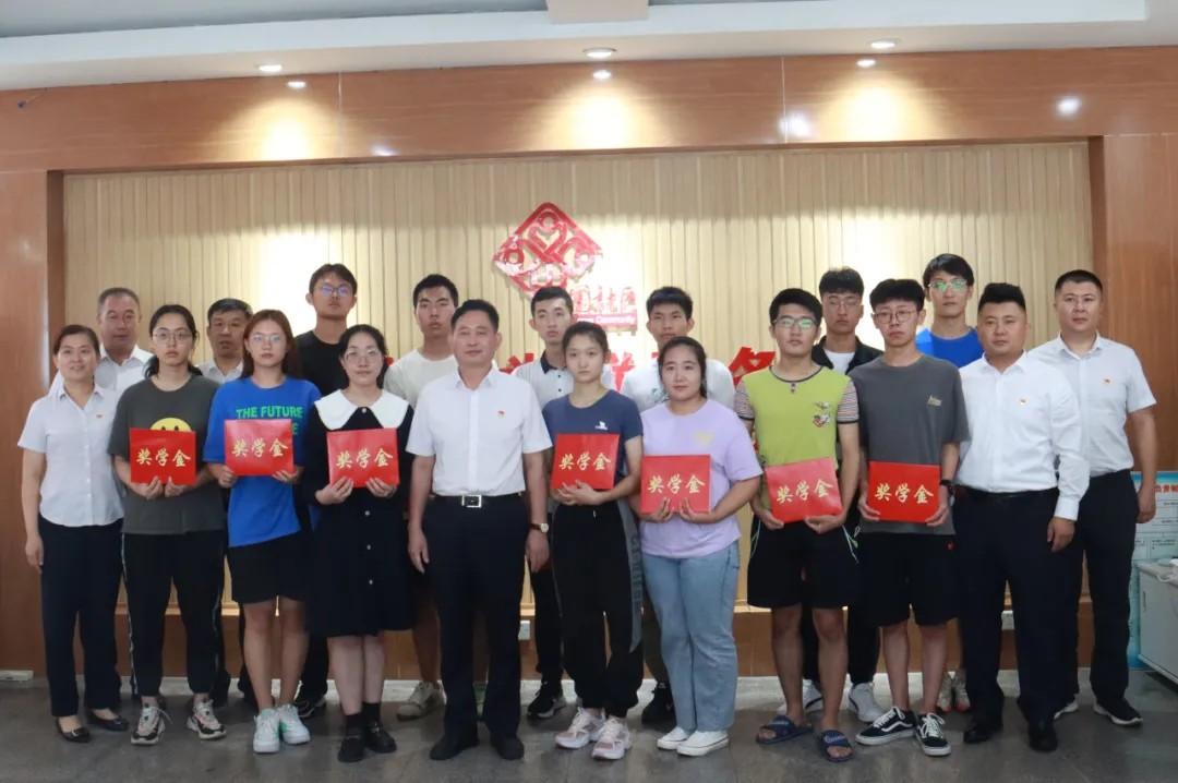 仇家沟岔村48万元大红包奖励村庄17名优秀学子