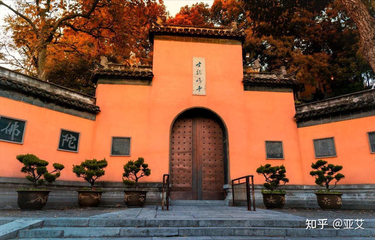 鸡鸣寺(jiming temple)位于南京市玄武区鸡笼山东麓山阜上,又称古
