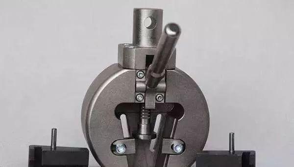 二,通用夹具通用夹具是在普通机床上一般都附有通用夹具,如车床上的