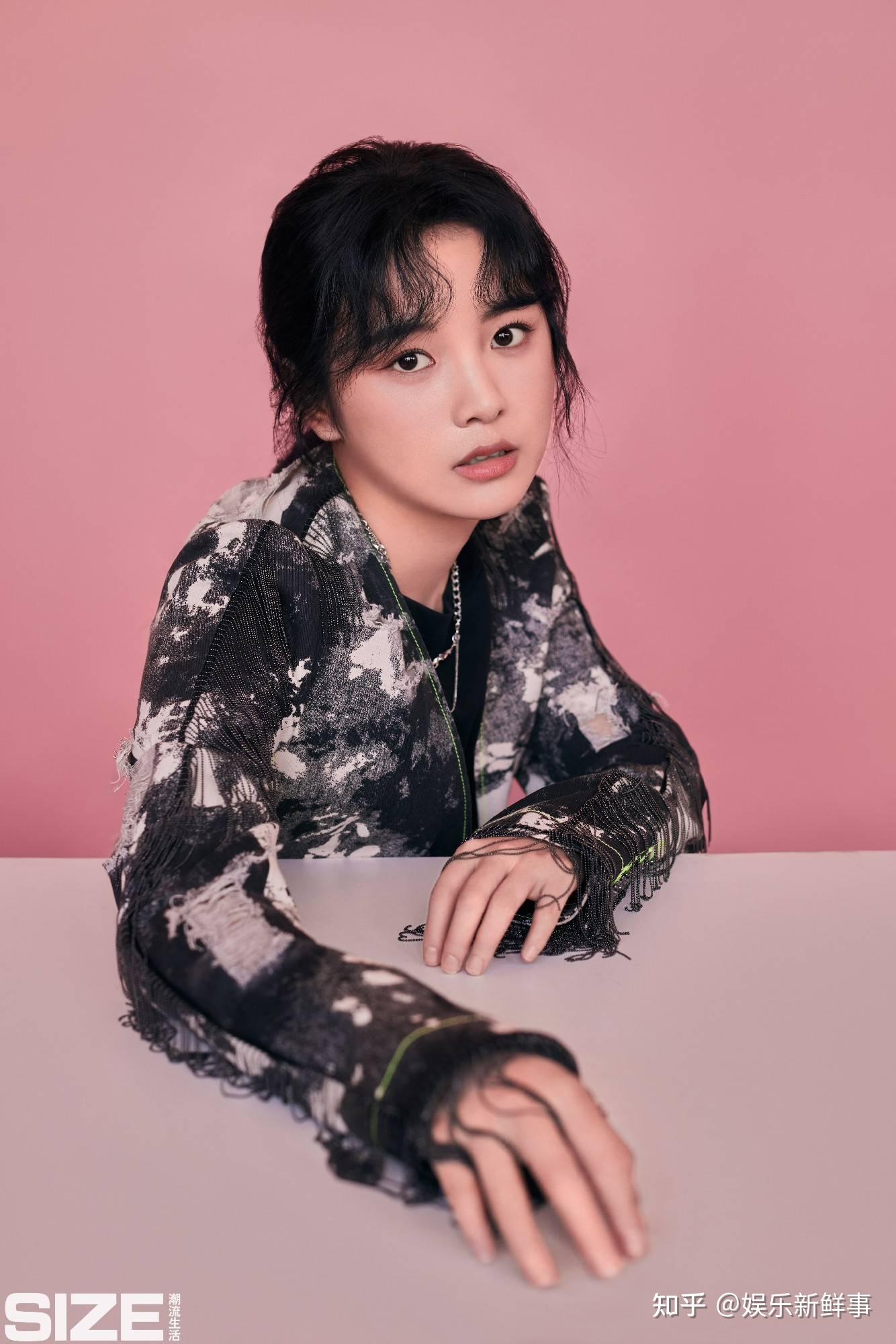 孙雅丽粉色系写真大片释出 明艳少女邂逅浪漫世界