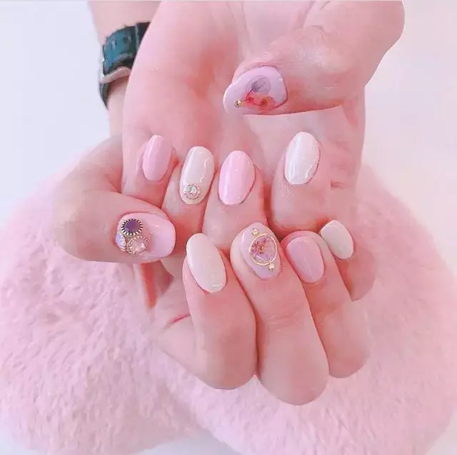 这里可能是最全的新年美甲集合了-新年美甲图片2021简单大方红色衣服