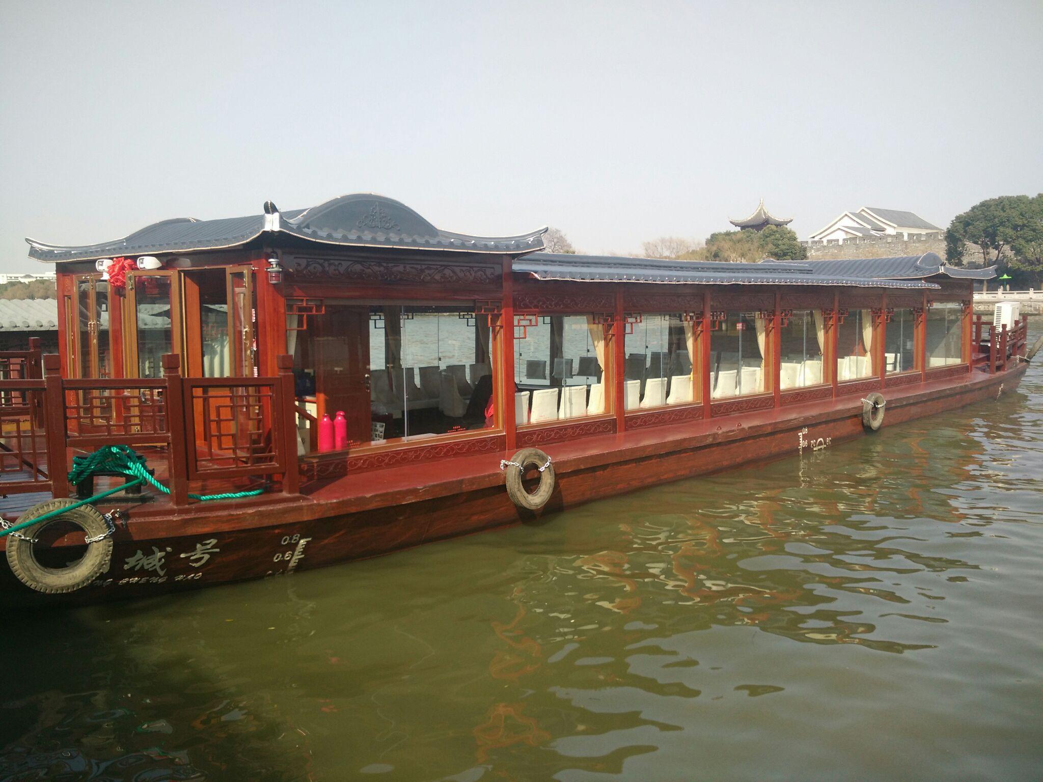 来苏州旅行,我建议你一定要坐一坐船,看看护城河畔的风景,河两边是