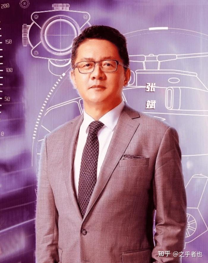 后来胡紫薇就转到湖北卫视担任起了,脱口秀的主持人兼制片人,后又到