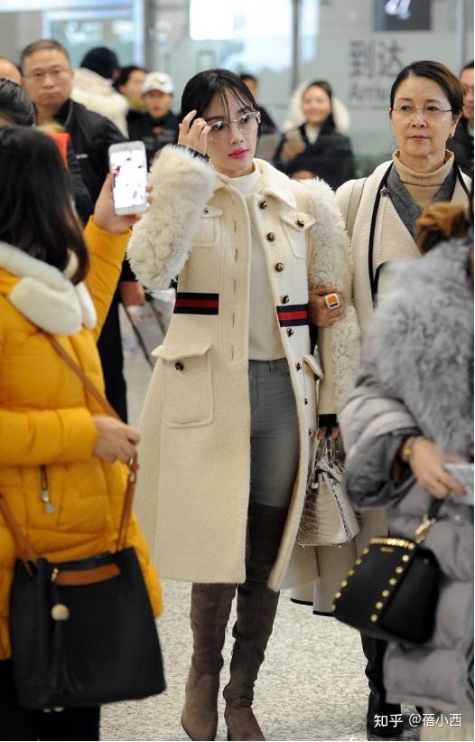 39岁李小璐还是少女脸穿米色大衣配长筒靴说她22岁我也信