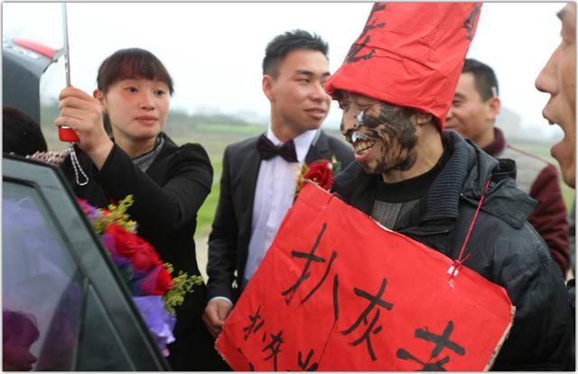 你知道婚礼上的“扒灰”吗?!与公公和儿媳有关,真令人愤怒! - 知乎