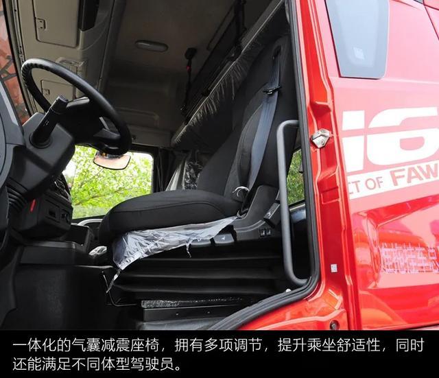 在内饰方面自然不会差,我们实拍的这款jh6凸地板车型,除了驾驶室不是