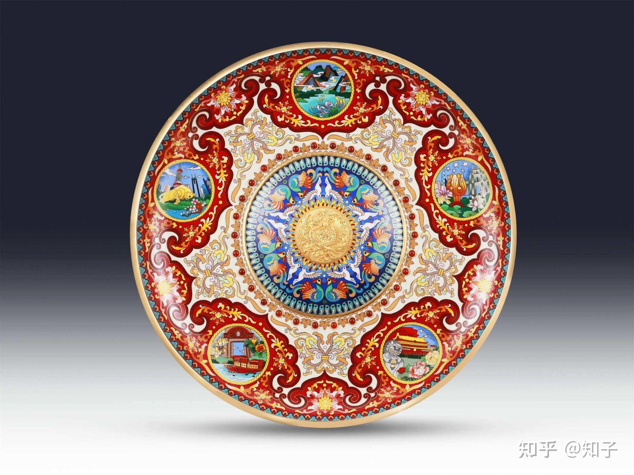 设计制作:钟连盛设计指导:常沙娜作品规格:直径47cm作品材质:紫铜,999