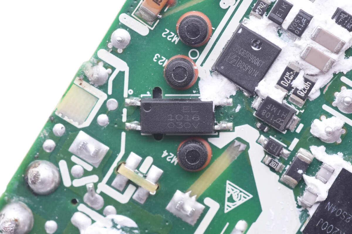 沿接缝处拆开适配器外壳,内部pcba模块粘贴散热片,外壳内部粘贴黑色