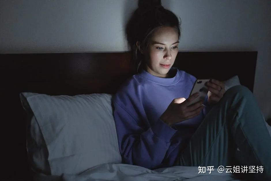 平时熬夜,假日补觉,到底能不能补回来? - 知乎