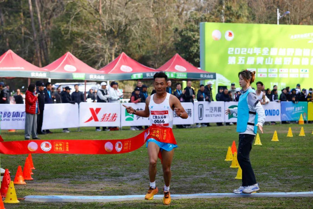练马拉松的仁青东知布拿下了越野赛冠军