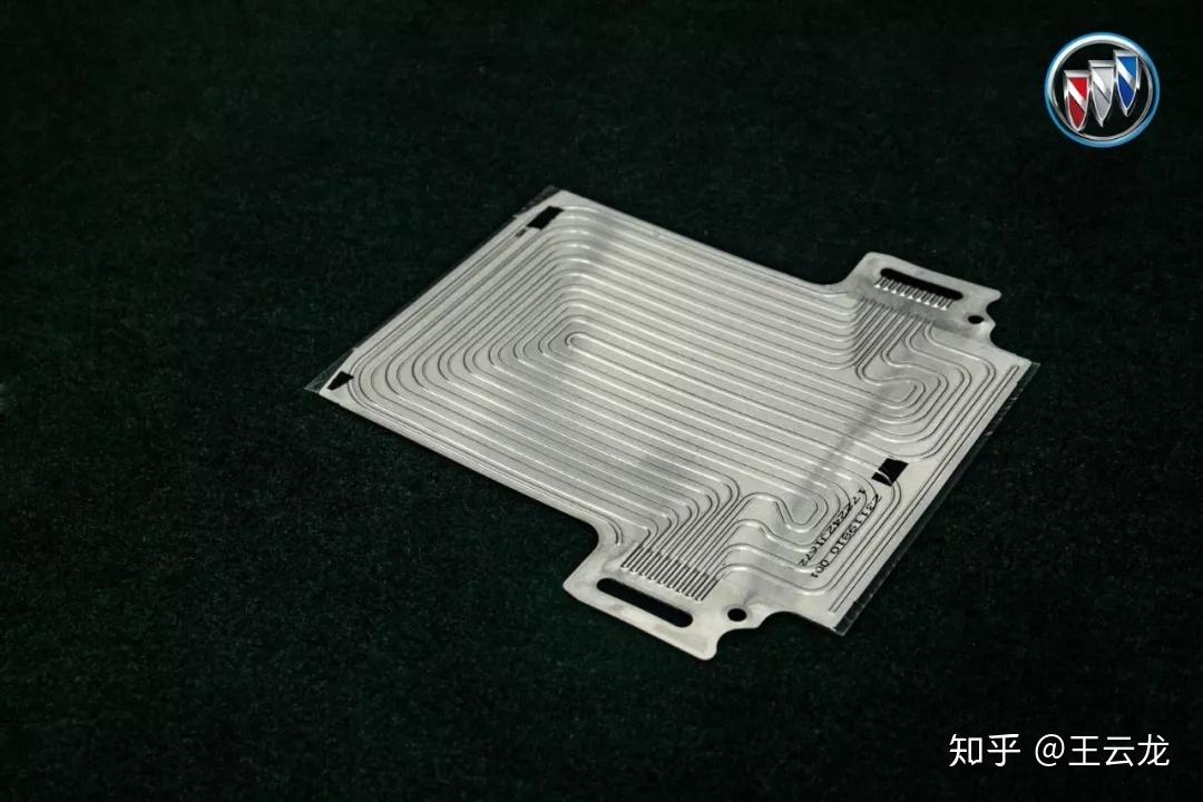 6插电式混动车的动力电池组是围绕车身结构量身定制,整个电池包外观