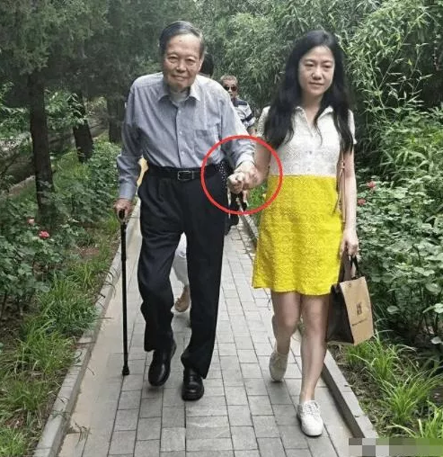 网友清华偶遇97岁杨振宁 妻子翁帆一路搀扶 恩爱十足 15年过去 这对夫妻还好吗 知乎 网友清华偶遇97岁杨振宁 妻子翁帆一路搀扶 恩爱十足 15年过去 这对夫妻还好吗 知乎