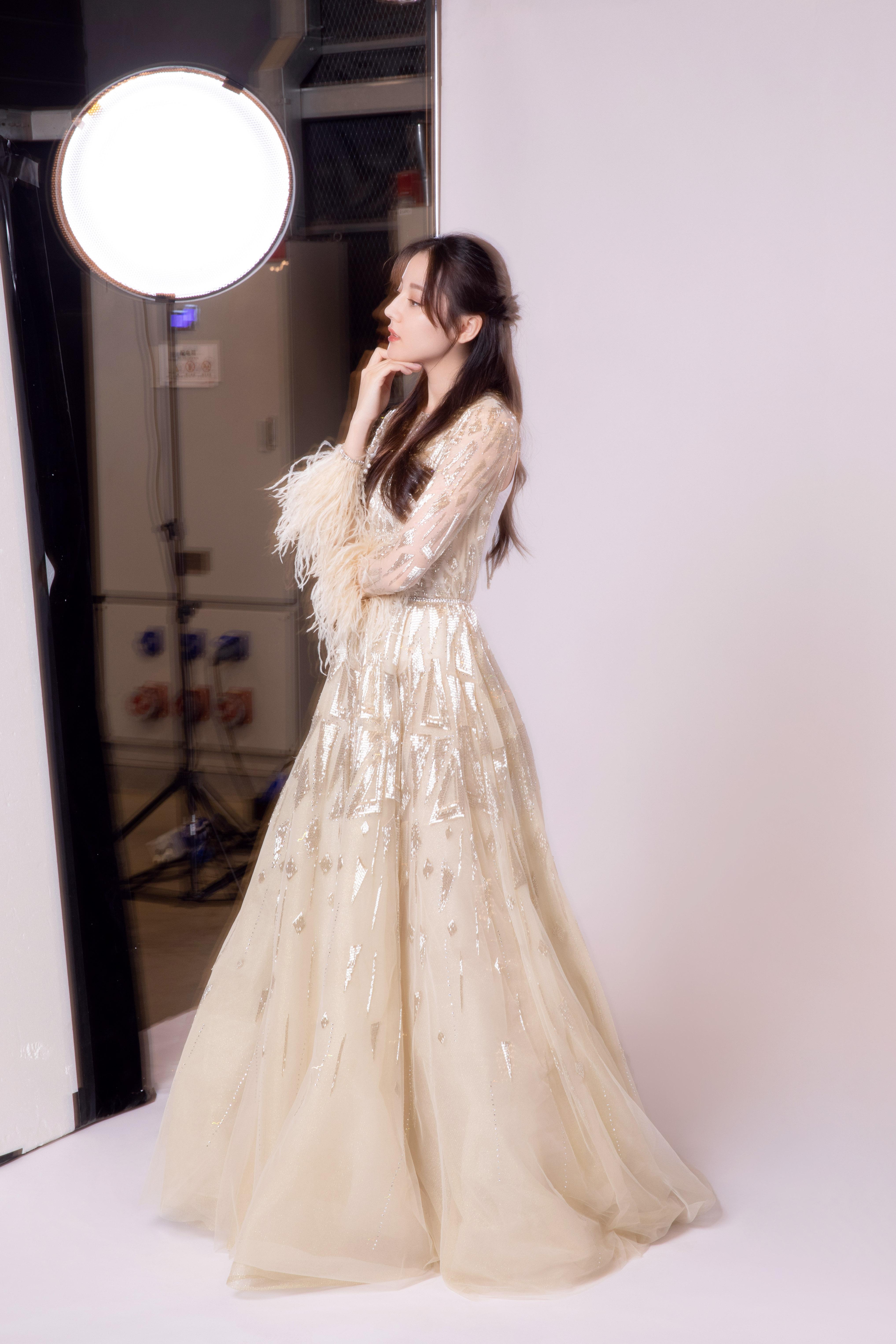 大家有存的让你觉得惊艳的女明星礼服图吗