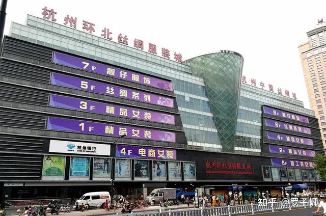 杭州环北丝绸服装城是一家国有参股,大楼并非国有的市场,在疫情发生