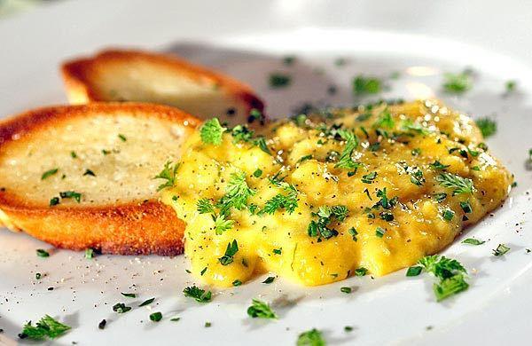 西式的早餐中scrambled egg究竟是如何做的?