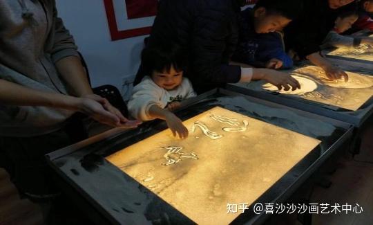 为什么现在很多孩子都喜欢学习沙画课程?