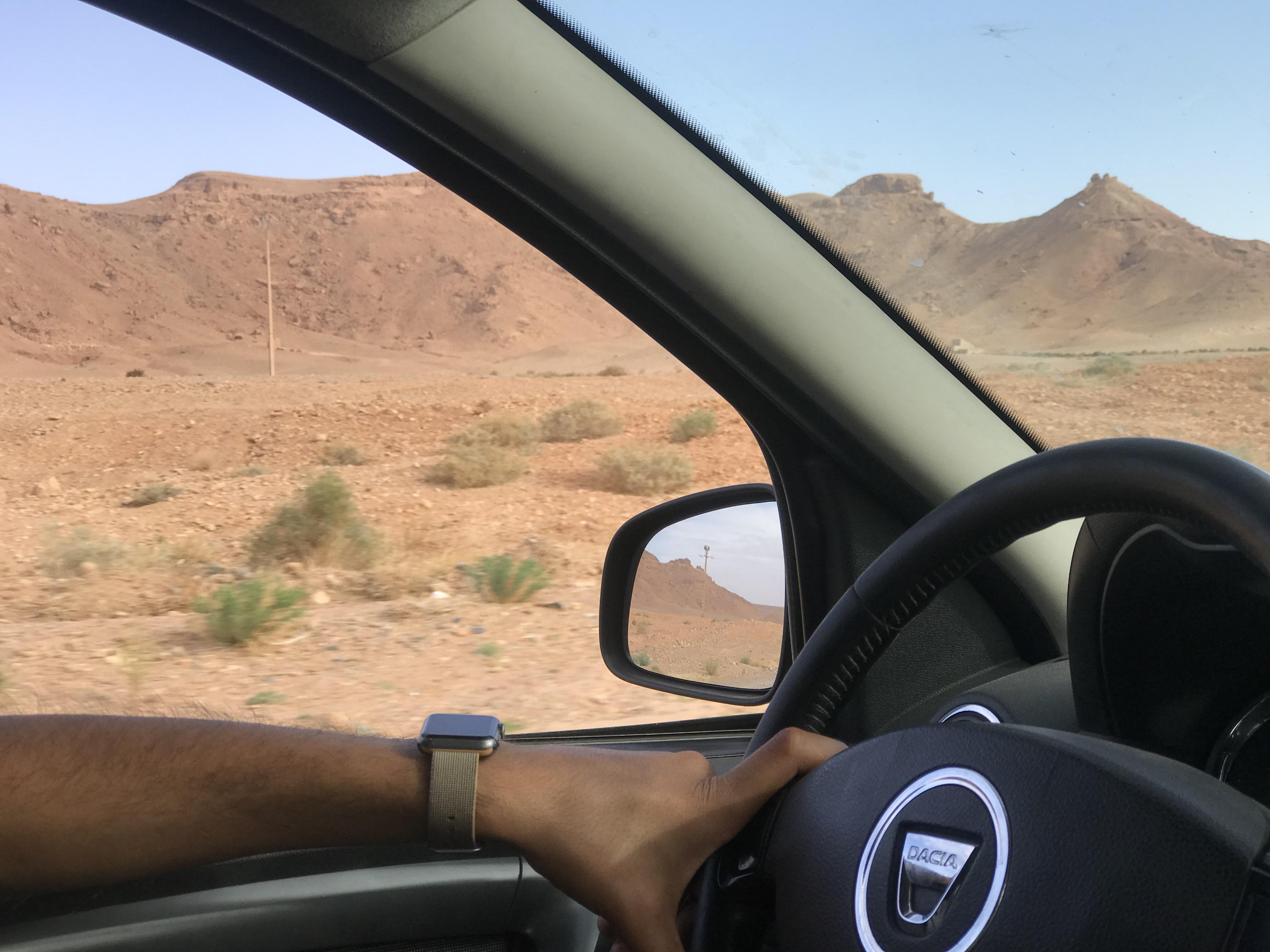 驾驶越野车深入摩洛哥的沙漠腹地感受来自深秋最粗犷的问候