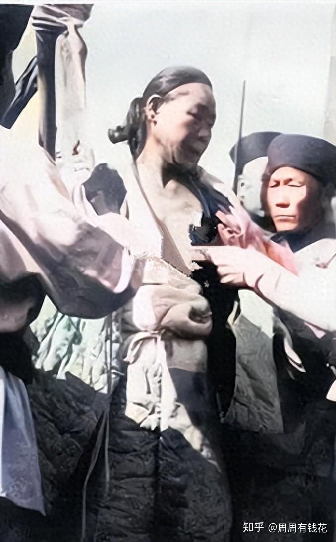 1904年,王维勤被活剐凌迟时一张罕见留影,面向人群,一脸的绝望 - 知乎