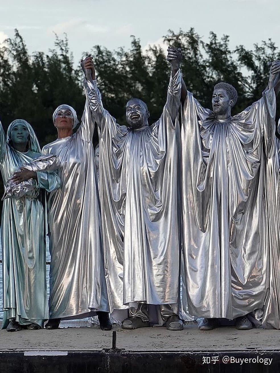 service在迈阿密海洋体育场首演歌剧mary,他与团员全身涂成银色,完全