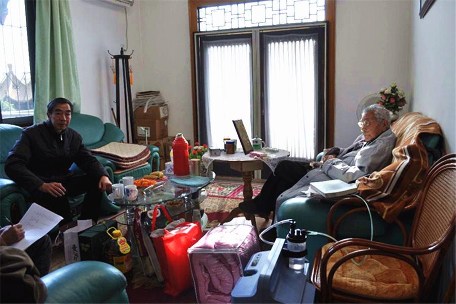 20世纪80至90年代,徐祖耀住处的楼道里灯光暗淡,到处积满了灰尘,过道