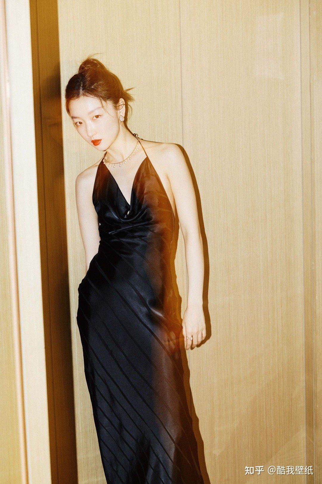 周冬雨和蒋依依,都是红唇黑裙,你更欣赏和期待谁? - 知乎