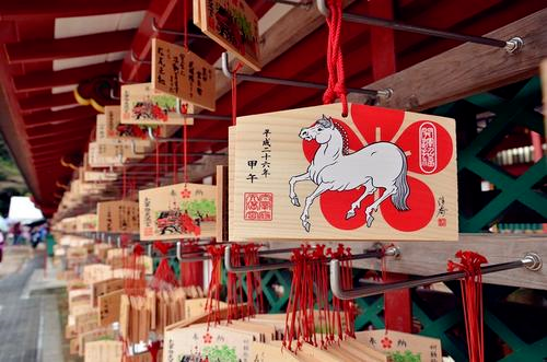 在庄严肃穆的神社里，绘马也可以很可爱哦~ - 知乎